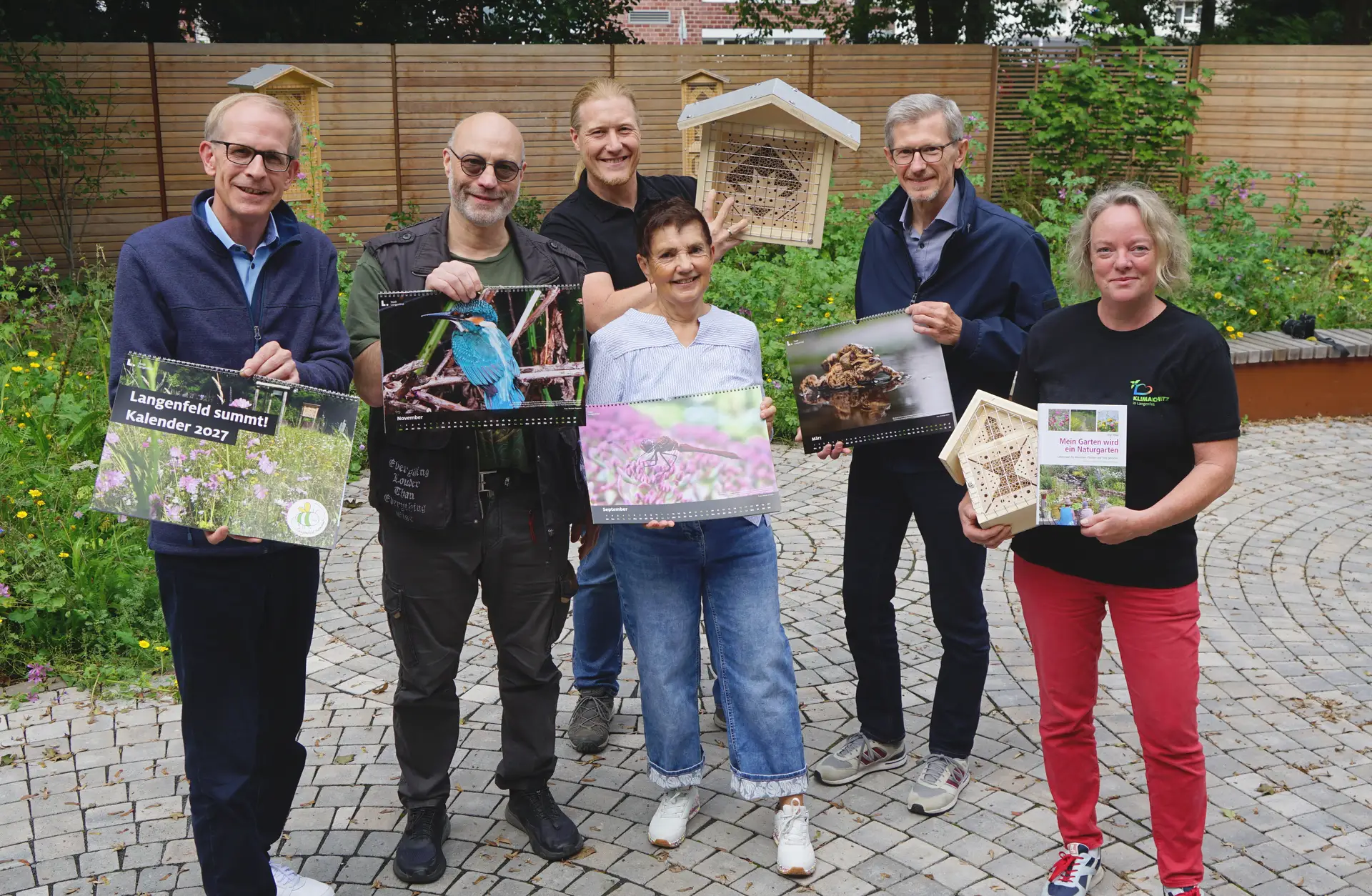 Sechs Personen stehen nebeneinander und werden auf dem Foto zur Prämierung eines Fotowettbewerbs gezeigt: Bürgermeister Gerold Wenzens, Michael Stappers, Jens Hecker, Ursula Jerschke, Christoph Rzitka und Verena Wagner.