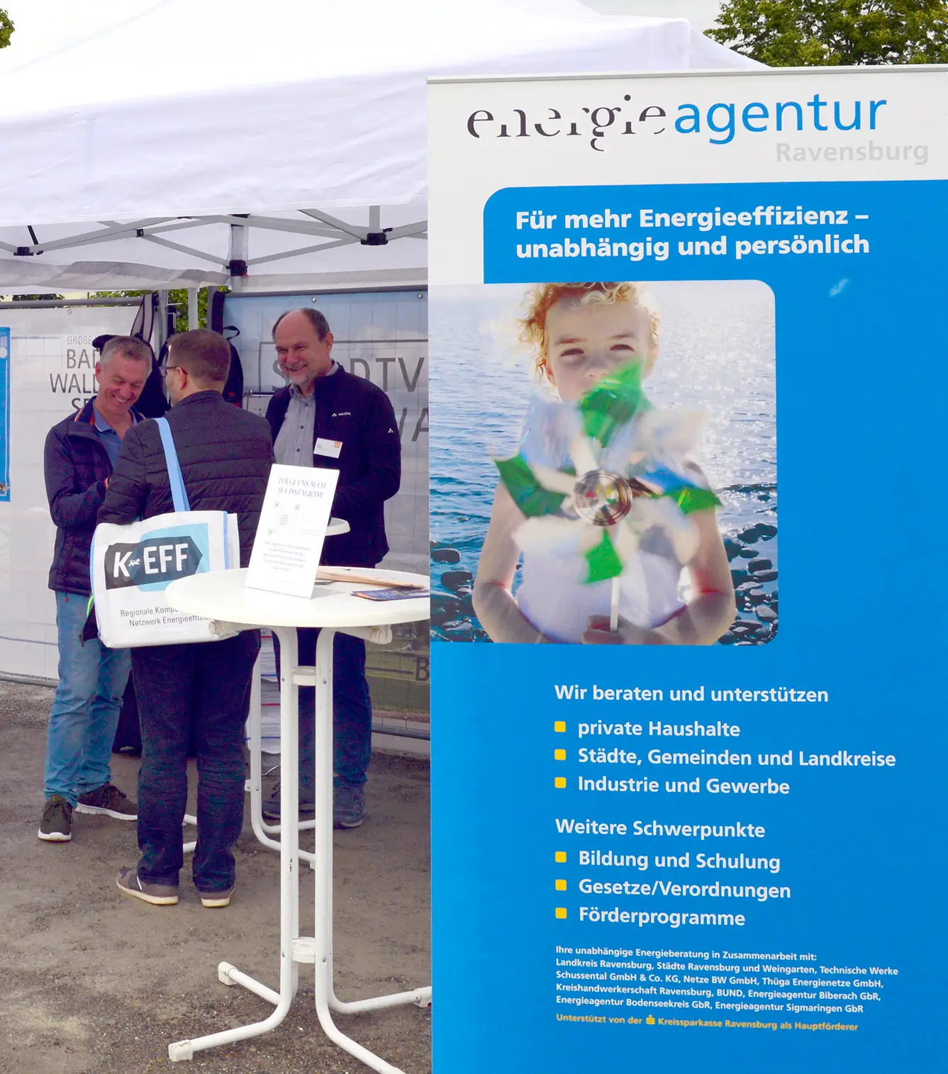 Energiekompass auf dem Wochenmarkt: Die Energieagentur Oberschwaben bietet in Kooperation mit der Verbraucherzentrale am 22. September von 8 bis 12 Uhr auf dem Wochenmarkt unabhängige Beratung rund ums Energiesparen, Photovoltaik, Sanierung und erneuerbare Energien.
