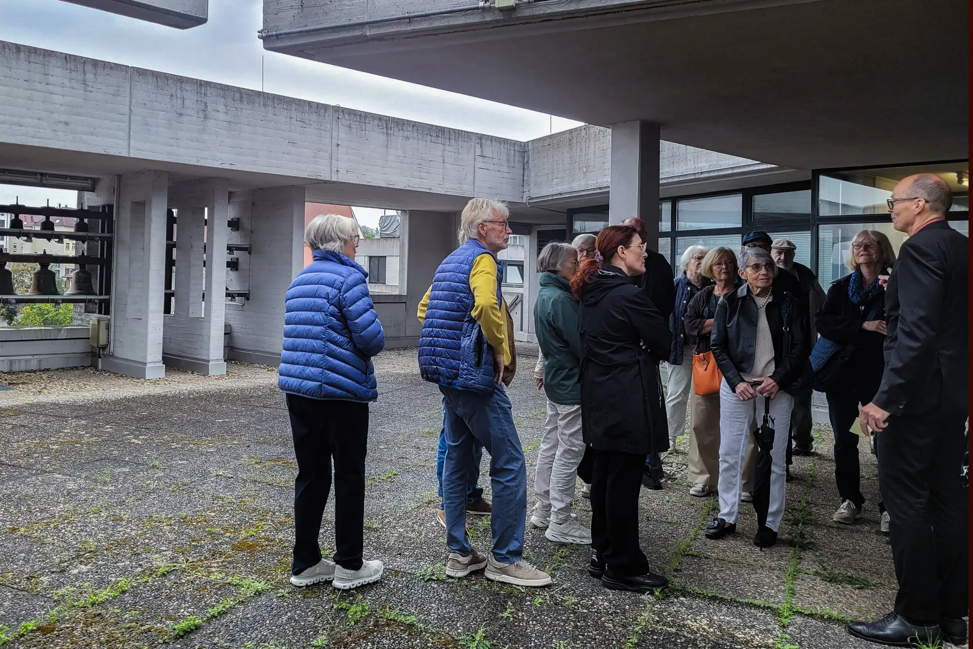 Detlef Wagner zeigt den Interessierten das Rathausdach. Bitte bei Verwendung des Bildmaterials folgenden Bildhinweis beachten: ©Stadt Pforzheim; Anne Schneider.