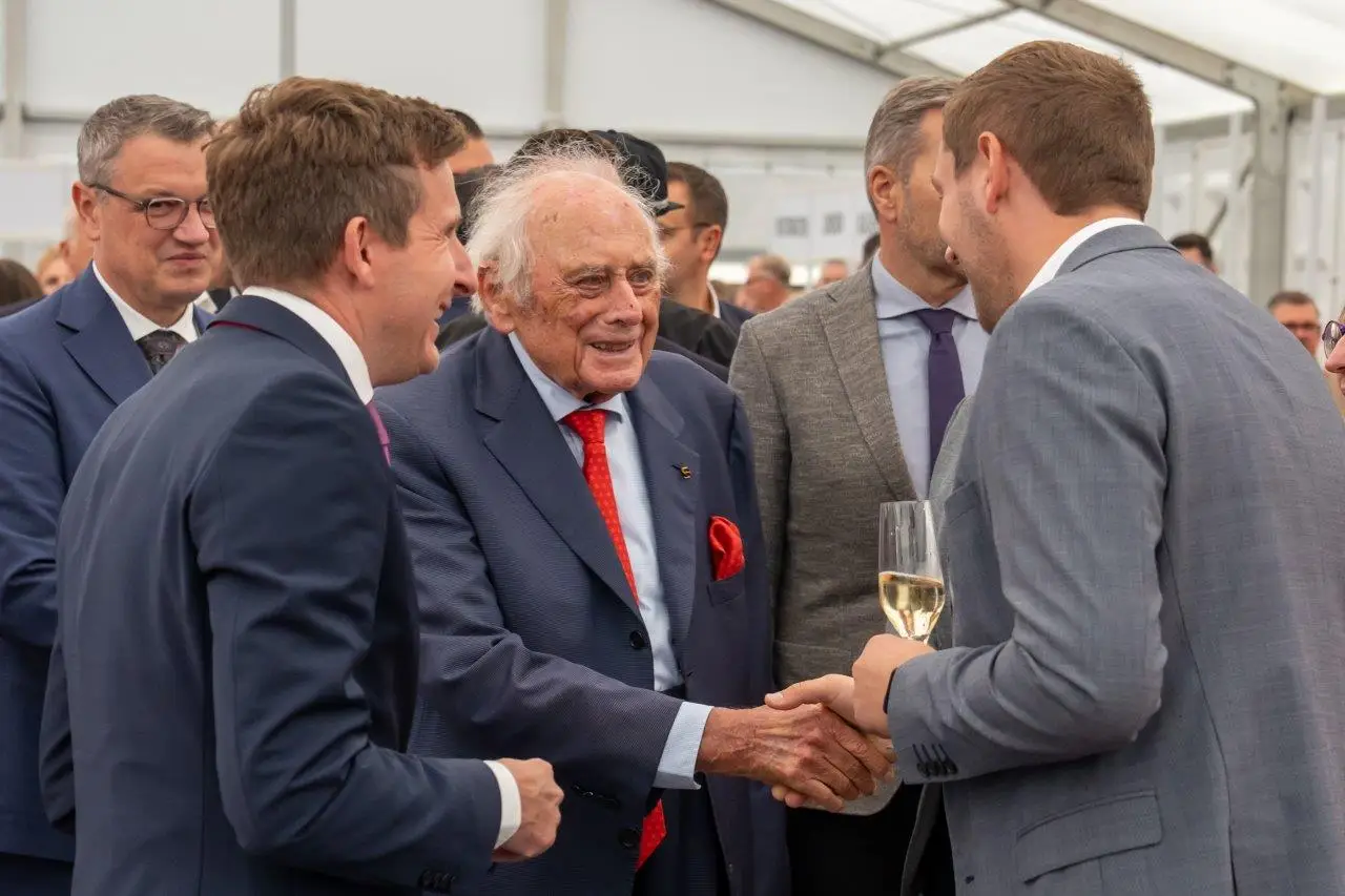 Prof. Dr. h. c. mult. Reinhold Würth im Gespräch mit Bürgermeister Stefan Neumann während des Messerundgangs.