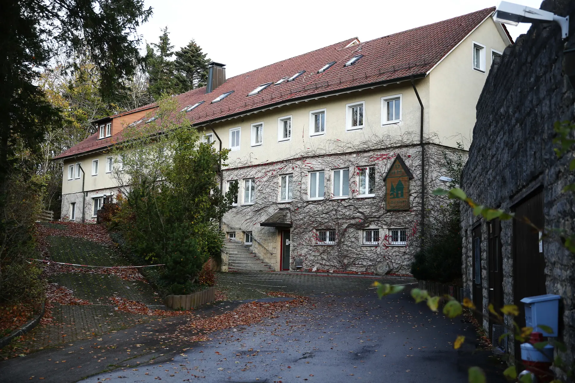 Mehrere Fensterfronten an einem Gebäude.