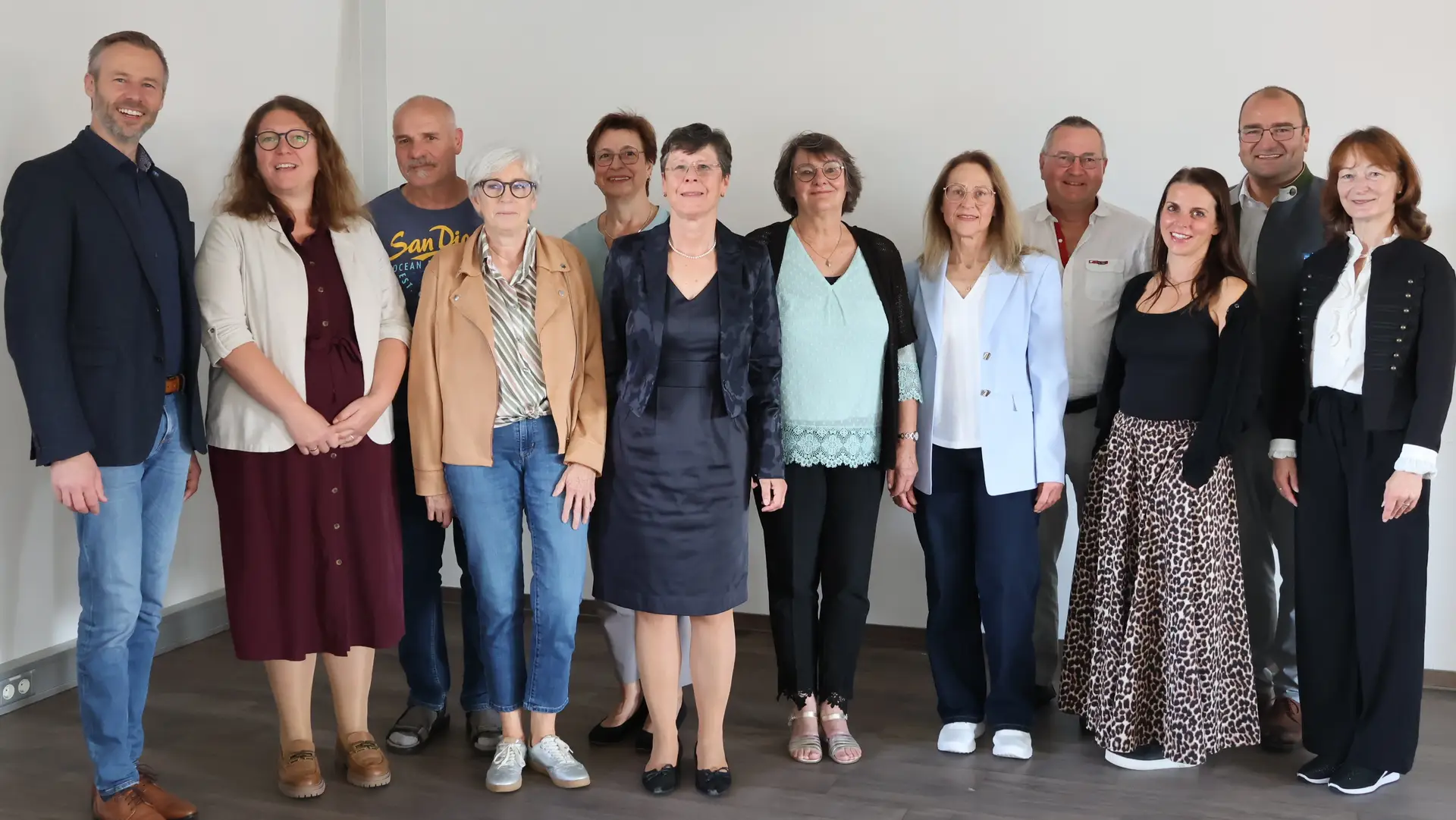 Mehrere Personen bei einer Mitarbeiterehrung im Landratsamt, von links gemeinsam aufgestellt.