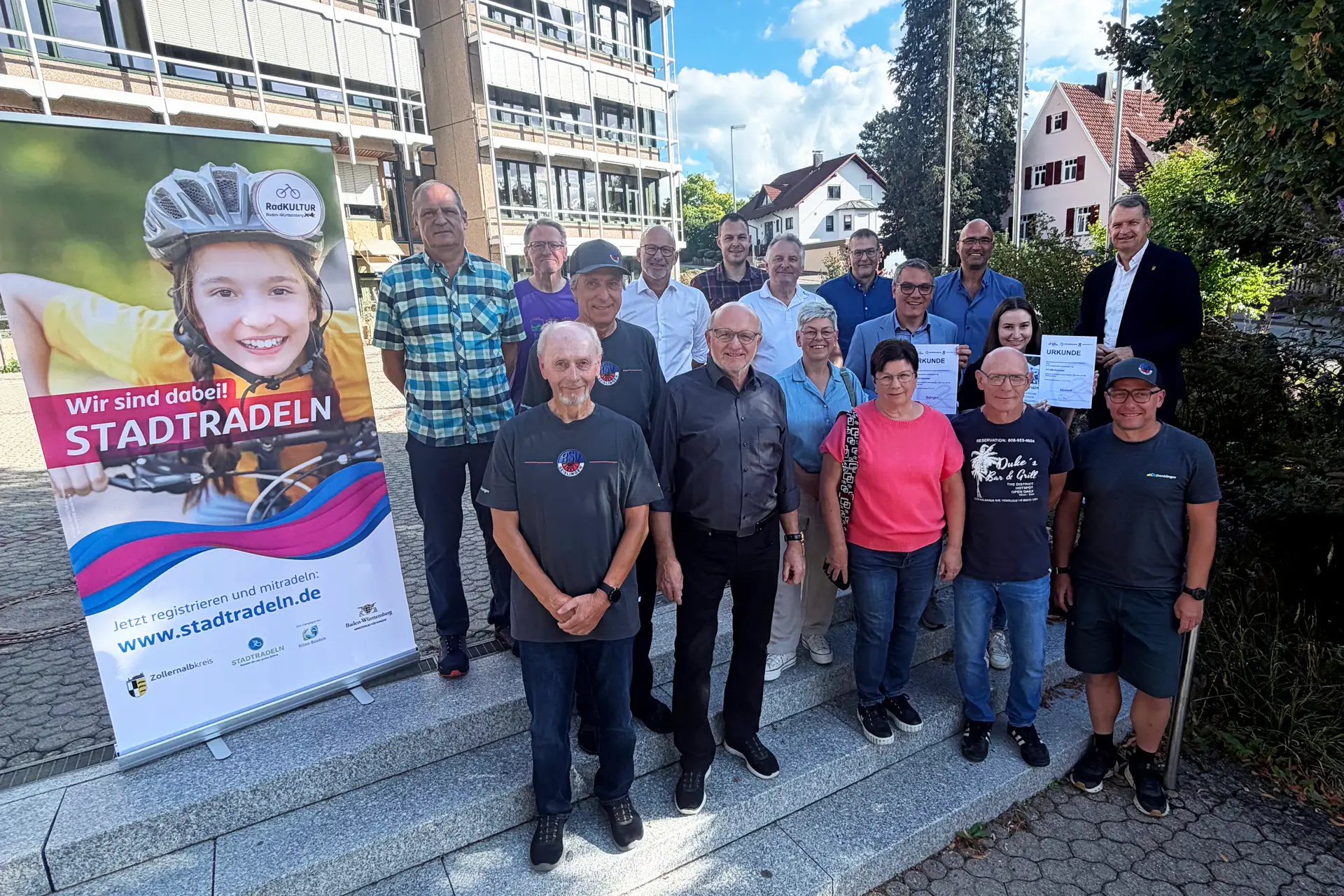 Ein Mann wird bei einer Veranstaltung im Innenraum fotografiert.