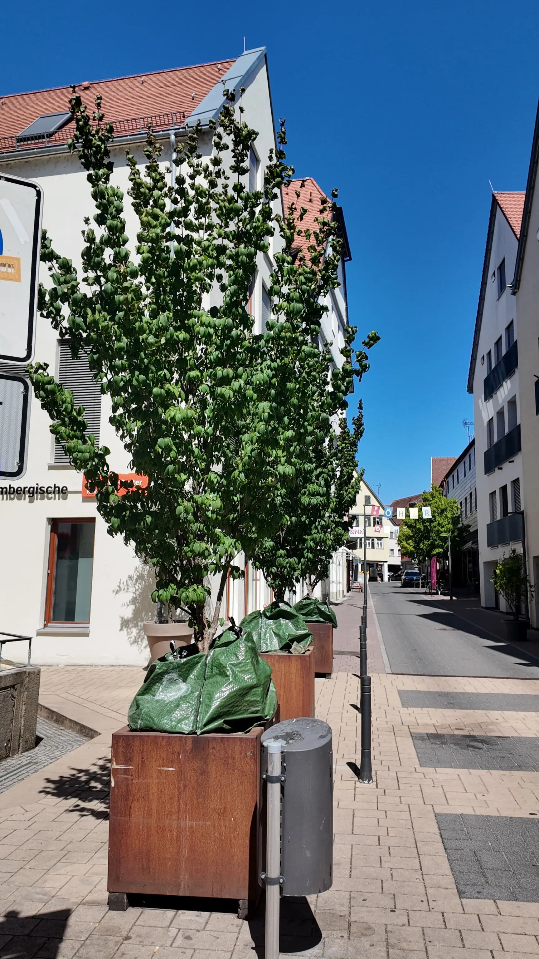 Die Rathausstraße wurde in den letzten Monaten umgestaltet und aufgewertet. Sie ist nun ein verkehrsberuhigter Bereich in dem Schrittgeschwindigkeit für alle gilt.