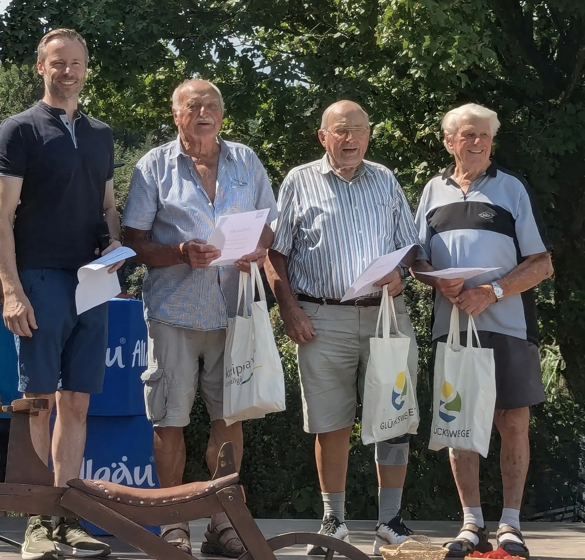 Landrat Alex Eder prämierte die ältesten Radlertag-Teilnehmer Ludwig Wanner, Josef Schuster und Adelbert Diepolder.