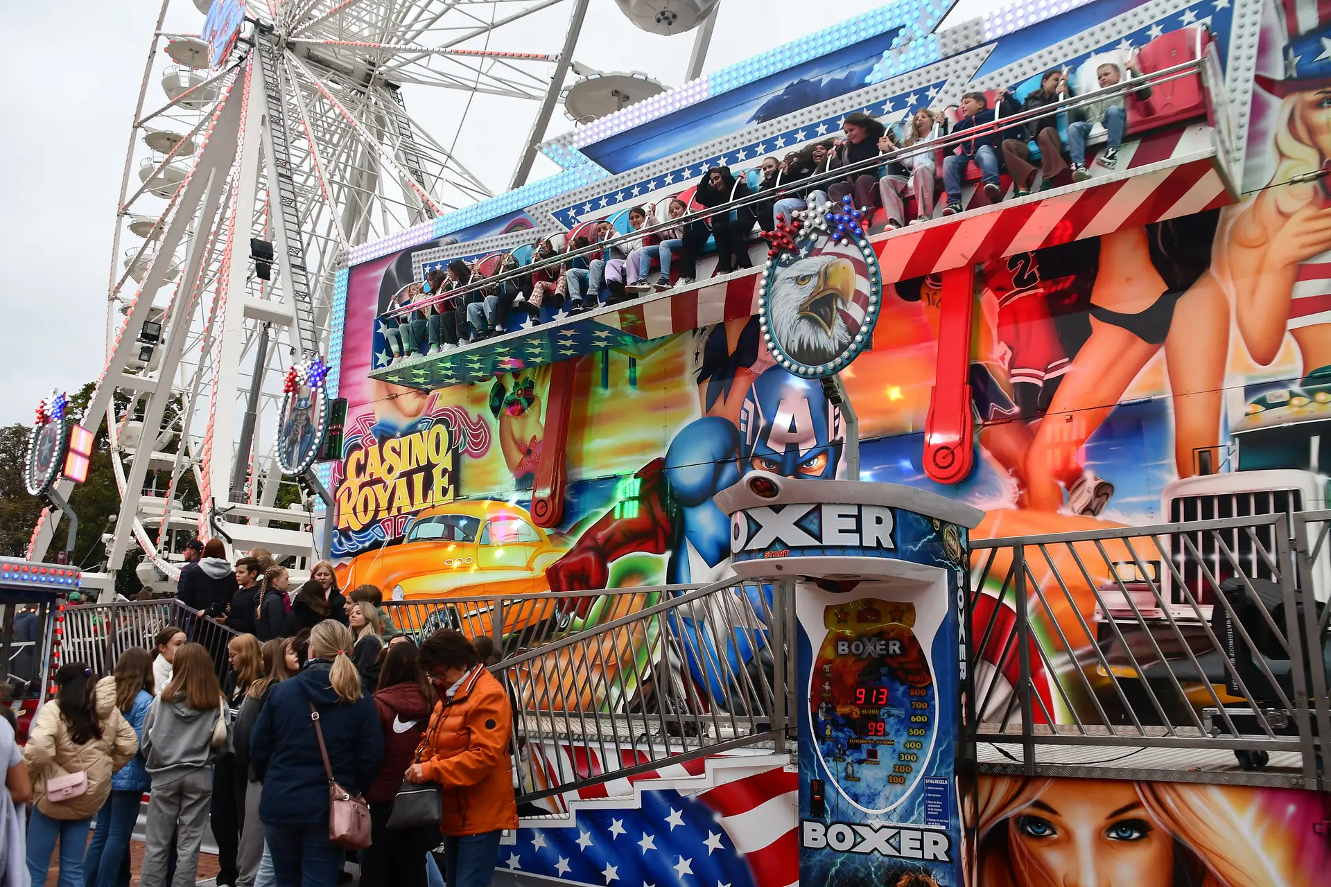 Fahrgeschäft „Scheibenwischer“ bei der Herbstmesse mit drehenden Schaukel- bzw. Scheiben-Elementen.