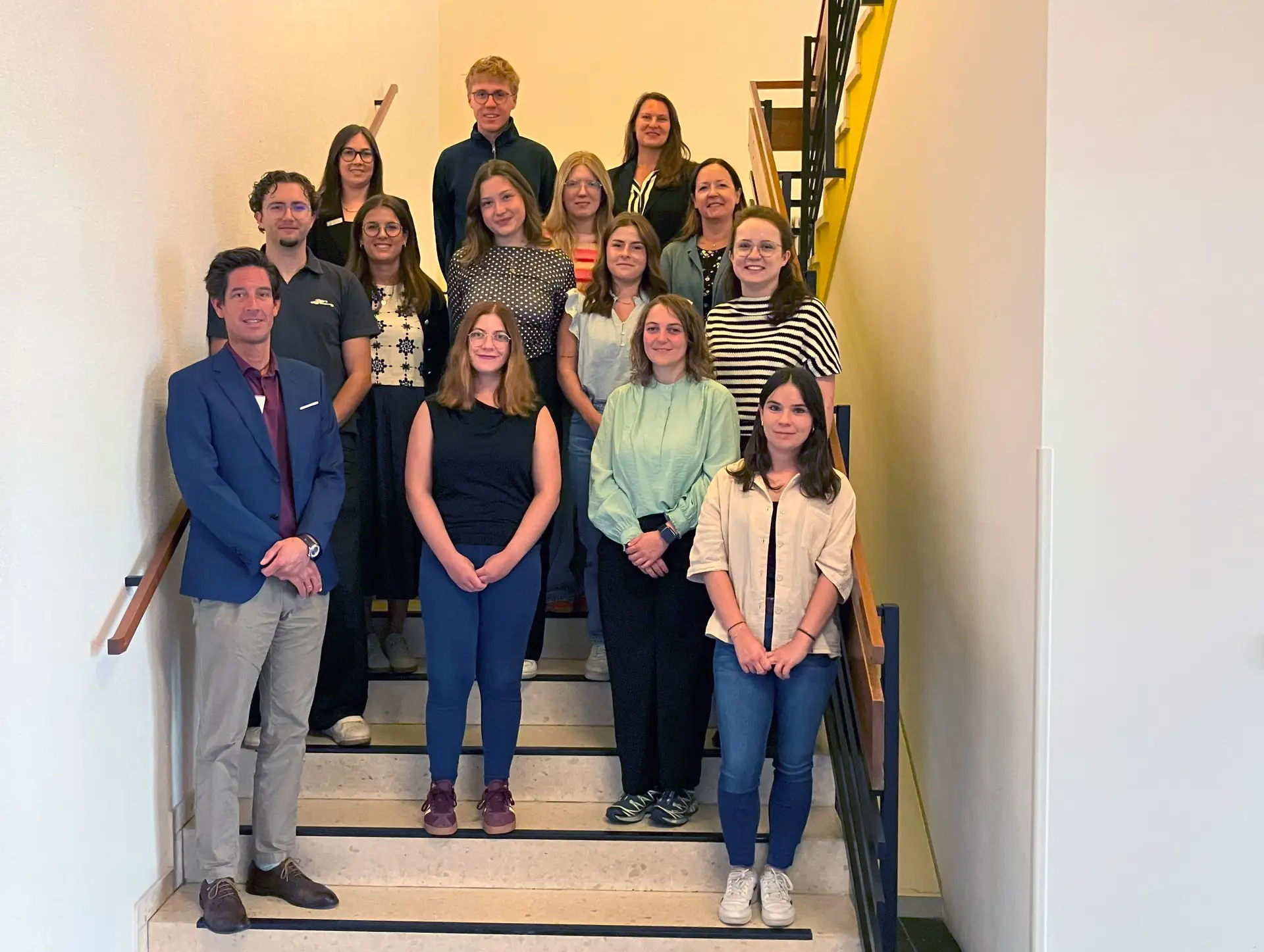 Landrat Mario Glaser (vorne links) und Dezernentin Irene Emmel (hinten rechts) gratulieren gemeinsam mit der stellvertretenden Amtsleiterin des Haupt- und Personalamts, Annika Jäger (hintere Reihe, links), und der Ausbildungsleiterin Annika Koch (mittlere Reihe, links), den Auszubildenden und Studierenden, die im Landratsamt Biberach erfolgreich ihre Ausbildung abgeschlossen haben. Bild: Landratsamt