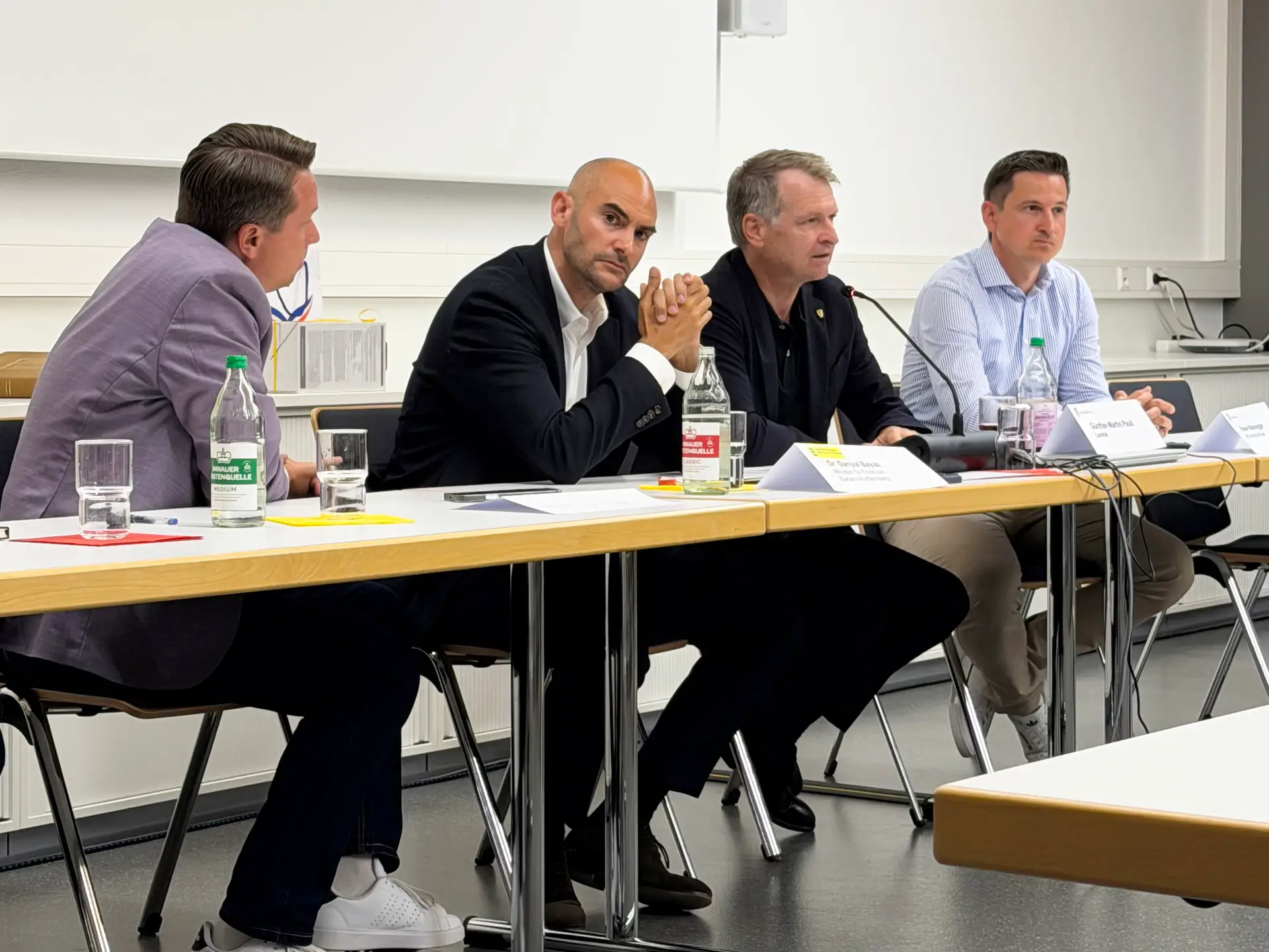 Städte und Gemeinden schildern Finanzminister Bayaz ihre Sorgen (Motiv: Kommunen brennt der Kittel – Städte und Gemeinden Finanzminister Bayaz)