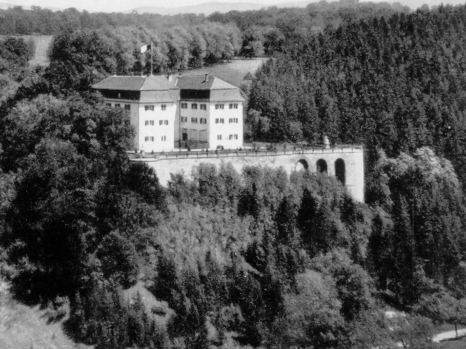 Schloss Grafeneck mit Gebäudefassade und Umgebung.