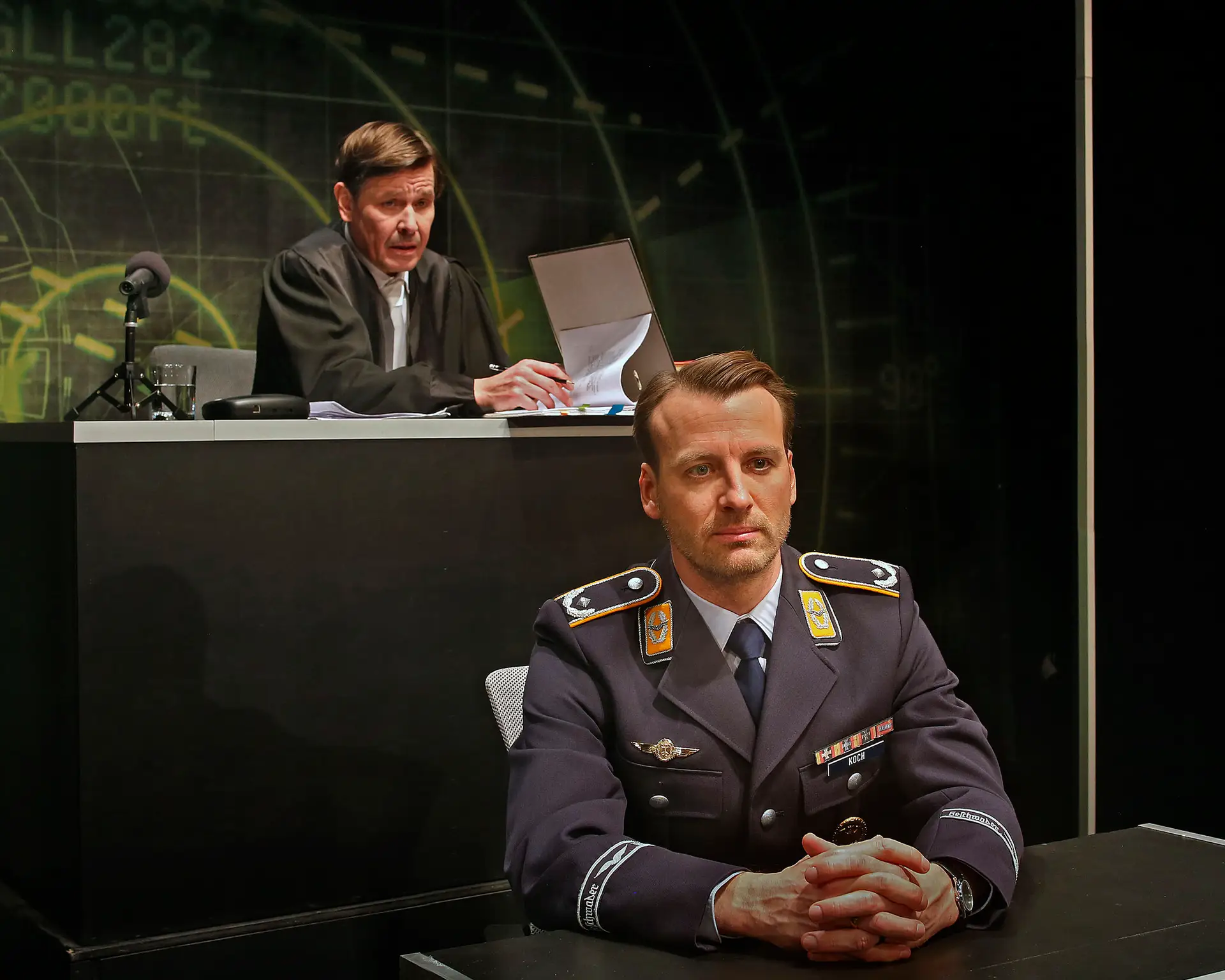 Darf das Leben weniger Menschen geopfert werden, um Tausende andere zu retten? Diese kontroverse Frage steht im Mittelpunkt von Terror".