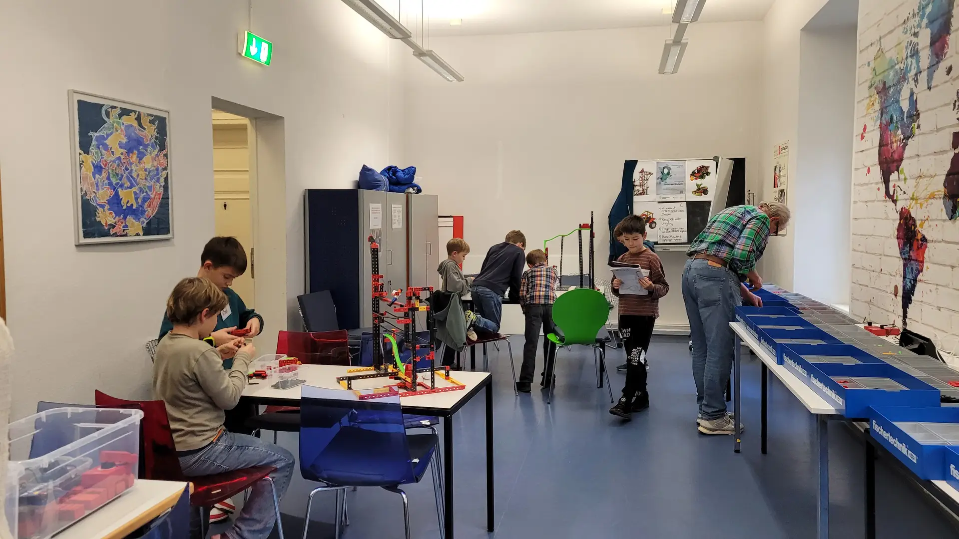EleMINT-Fischertechnik-Kurs in der Stadtbibliothek Baden-Baden