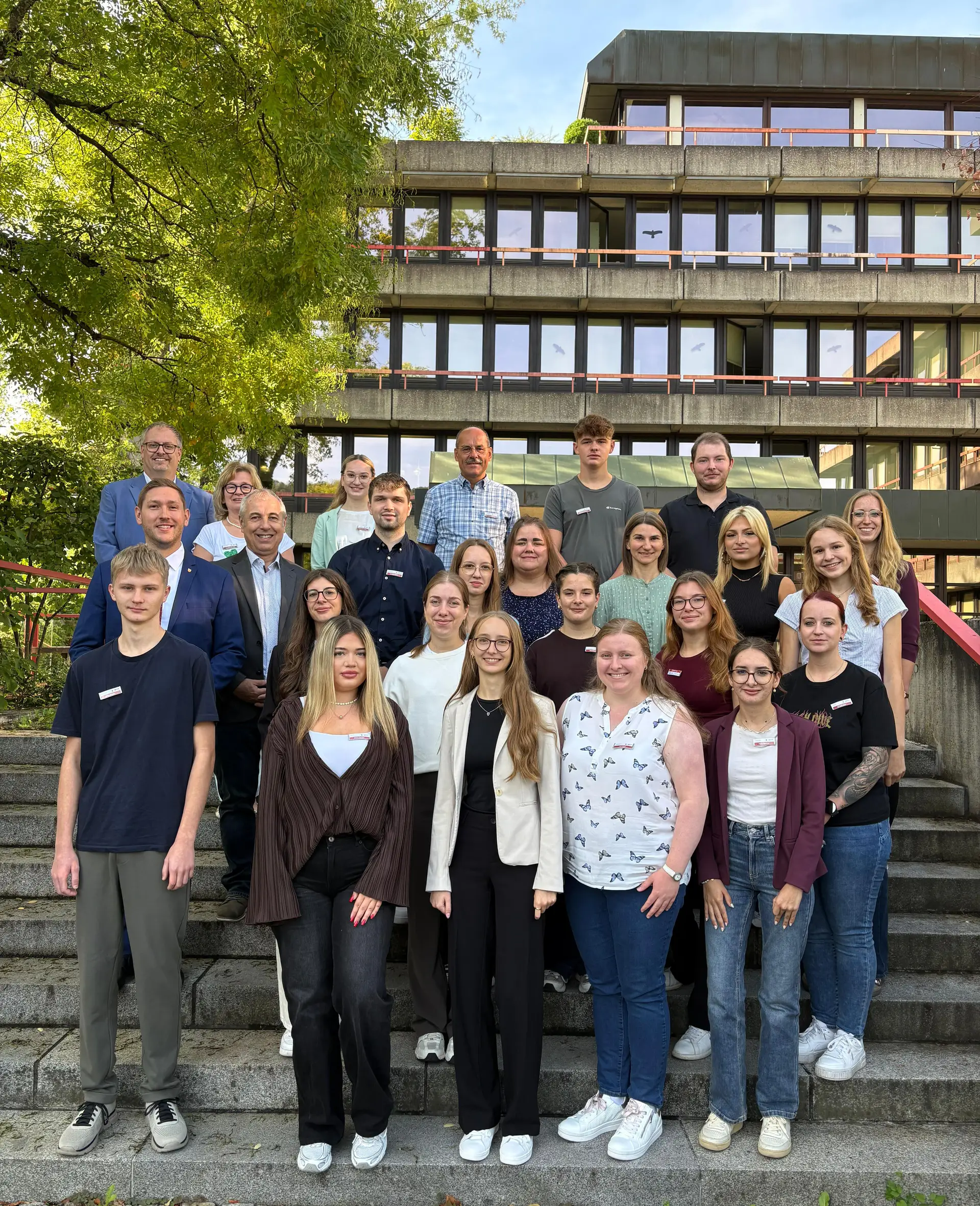 Personengruppe beim Landratsamt Hohenlohekreis zur Begrüßung neuer Auszubildender und Studierender; u. a. Marco Hess, Michael Schellmann, Annette Schmidt und Mark Dürr (Positionen wie im Text angegeben).