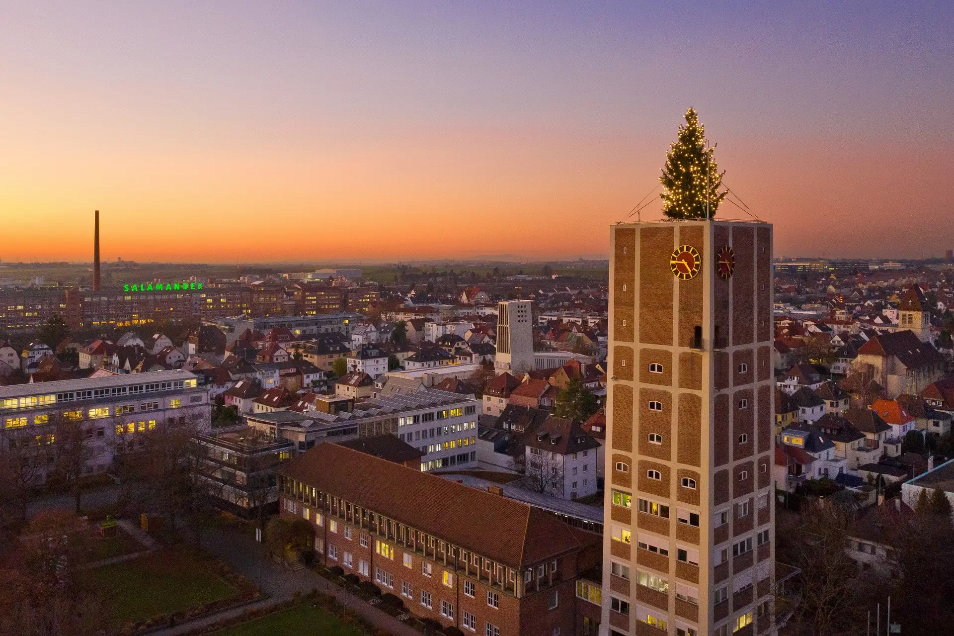 Auch in diesem Jahr werden wieder Weihnachtsbäume gesucht, die die Stadt und den Rathausturm schmücken. (See attached file: Rathausturm Weihnachten.jpg)