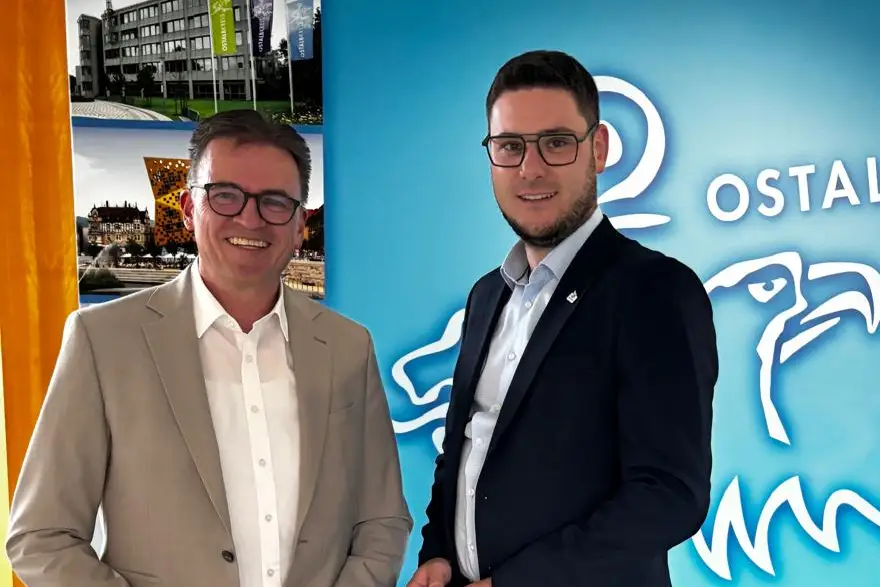Ostalb-Landrat Dr. Joachim Bläse (links) mit seinem bayerischen Kollegen Landrat Michael Dinkelmeier. Seite 2/1