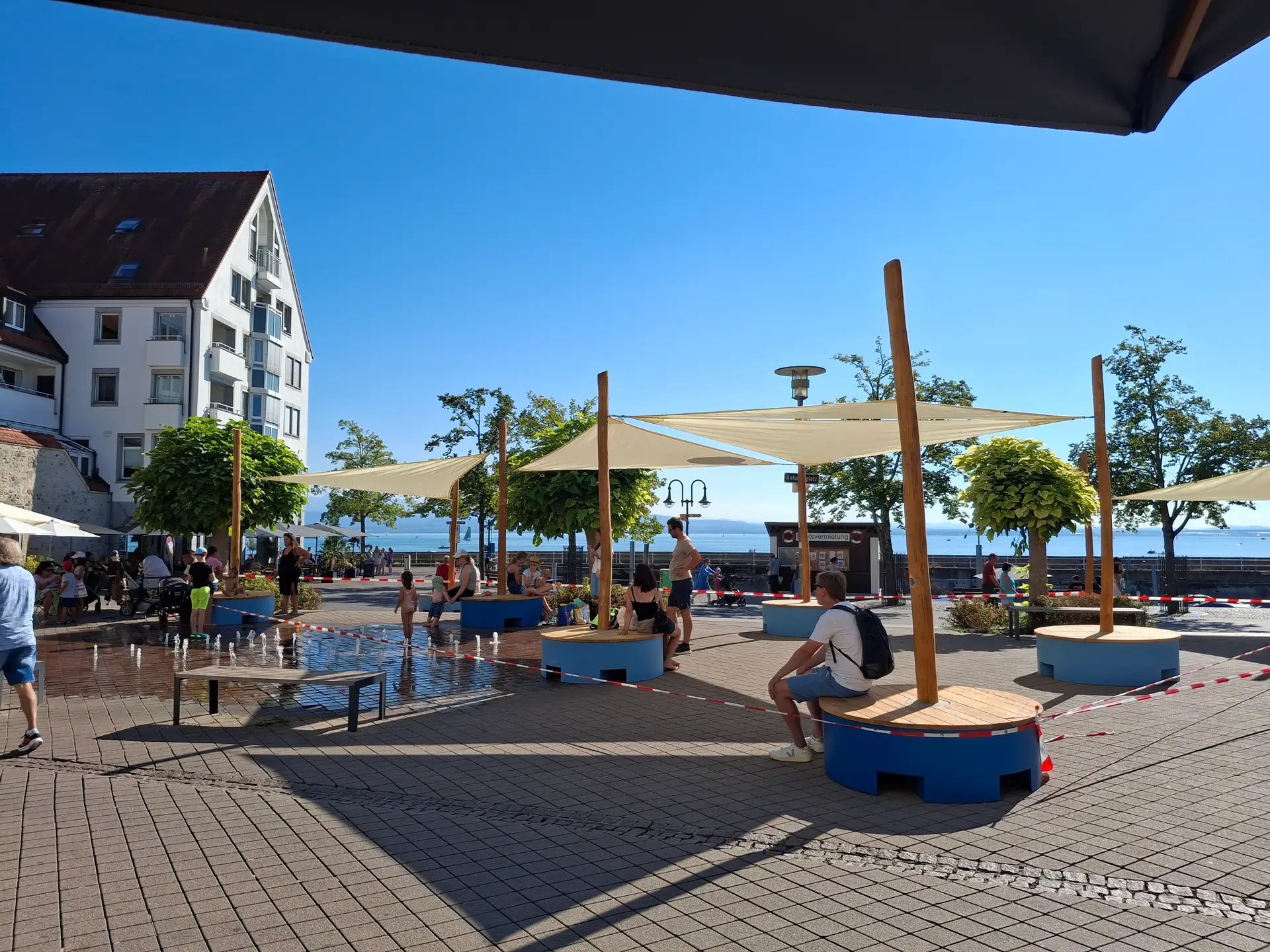 Die Sonnensegel und eine Nebeldusche sorgen für Abkühlung am Antoniusplatz und am Adenauerplatz.