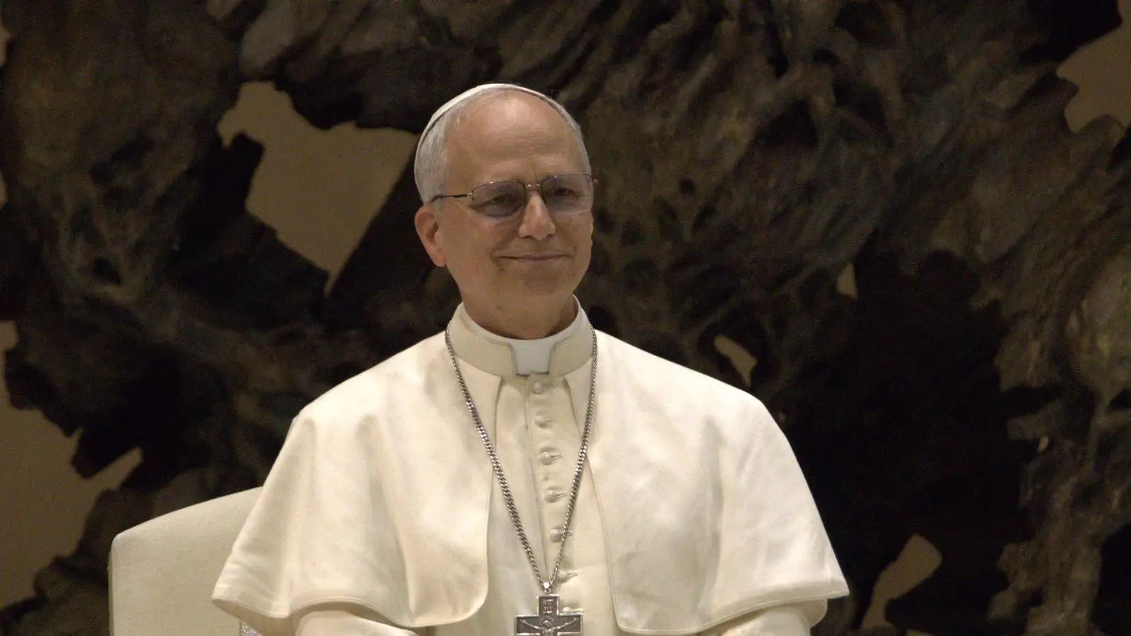 Papst Leo XIV. im weißen Gewand bei einer Audienz.