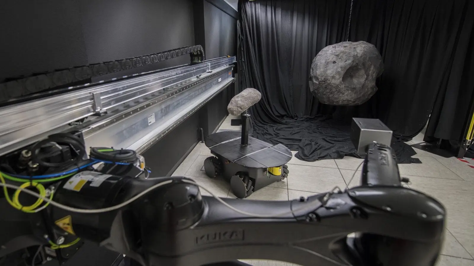 Zwei Asteroidenmodelle und eine Kamera im Testlabor der ESA.