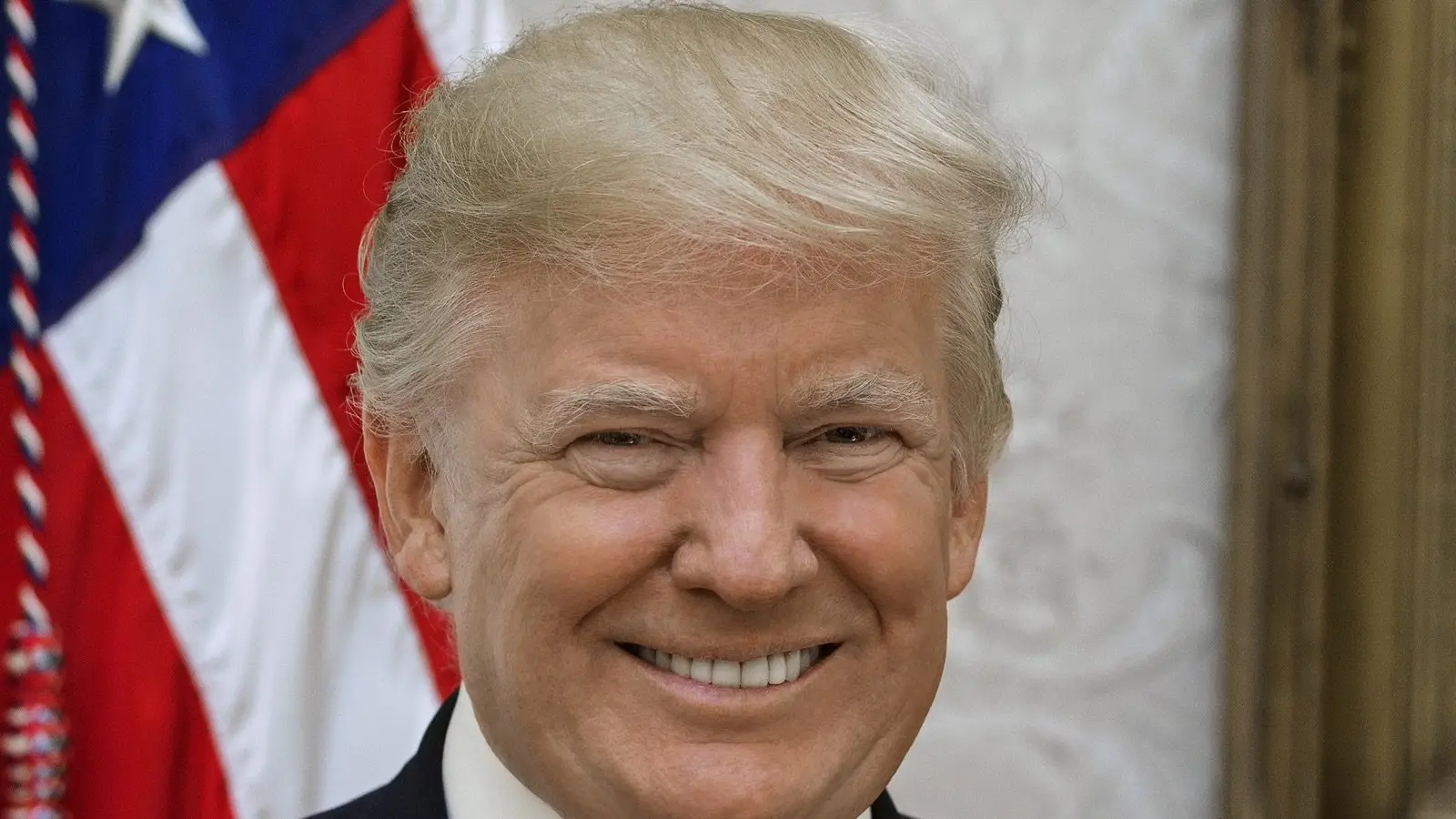 Donald Trump vor der Flagge der Vereinigten Staaten.